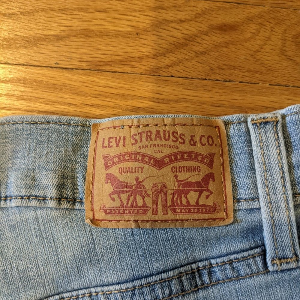 Levi's Mid Rise Shorts - Picture 6 of 7